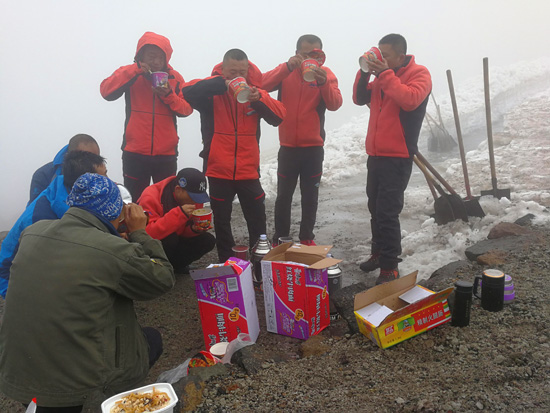 為了南景區(qū)早日開放，他們?cè)谛袆?dòng)