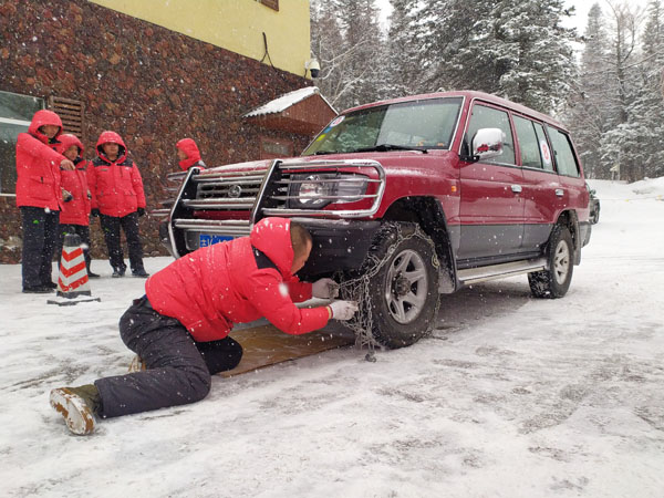 公司運營一部、VIP管理部舉辦2019年景區(qū)冬春安全生產(chǎn)駕駛員掛裝防滑鏈比賽