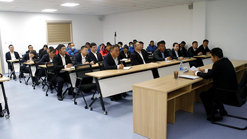 公司黨委副書記、工會主席紀(jì)景臣為景區(qū)運營一線黨員、積極分子講黨課